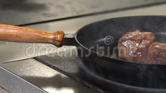 食物准备餐料肉煎锅视频的预览图