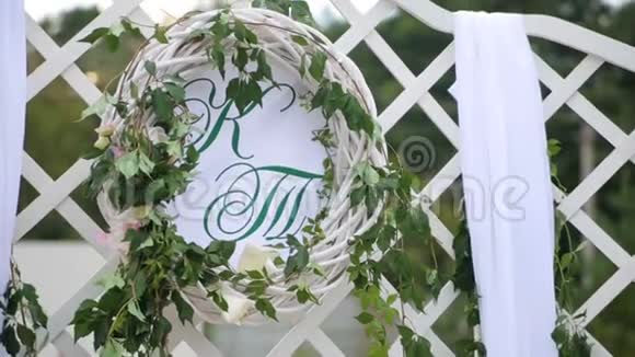 婚礼装饰有花心蝴蝶结婚典礼两个字母K和T视频的预览图