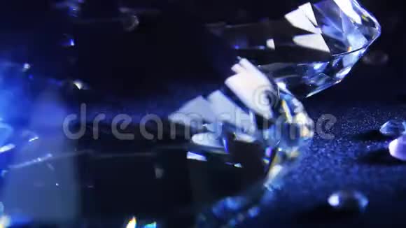 特写视频钻石闪耀和滚动在黑色布展示背景视频的预览图