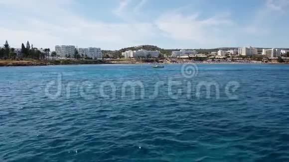 沿塞浦路斯普罗塔拉斯的地中海交通视频的预览图