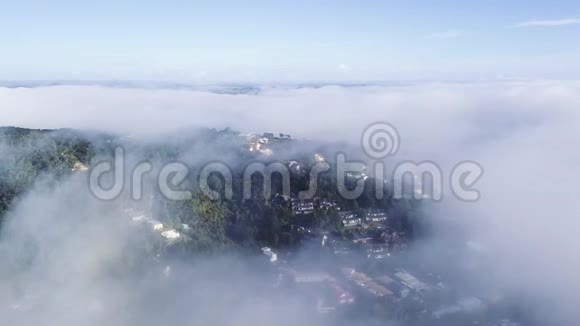 薄雾笼罩美丽的小镇空中4k视频的预览图