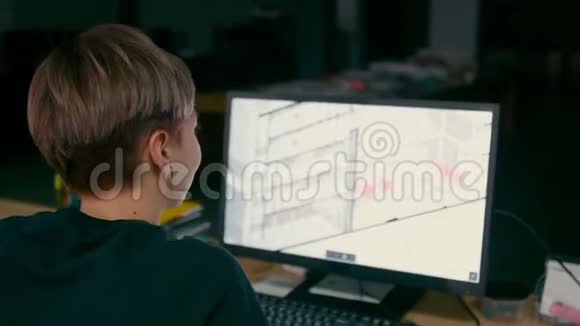 年轻建筑师女士在电脑工作办公室有绘图计划视频的预览图