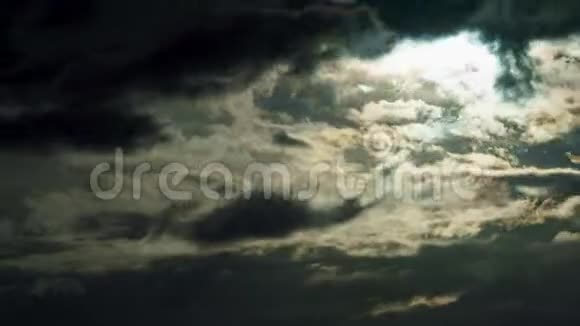 乌云密布的暴风雨天空视频的预览图