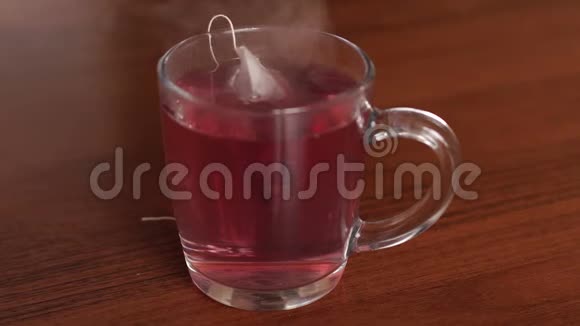 一个带有花红茶的杯子的特写视频的预览图