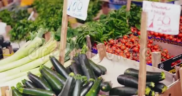 蔬菜在街头市场上上架视频的预览图