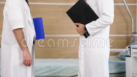 把两个医生关在医院里握手视频的预览图