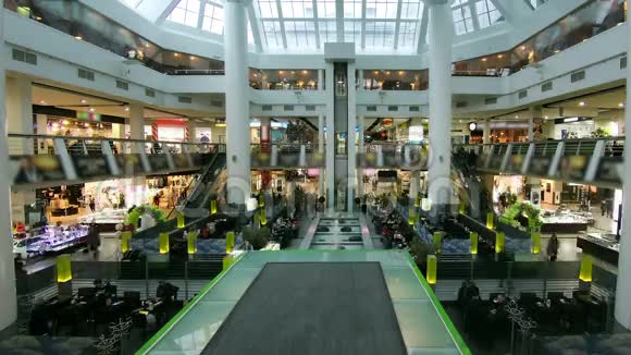 购物中心时间推移自动扶梯人视频的预览图