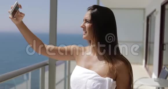 微笑模特在阳台自拍视频的预览图
