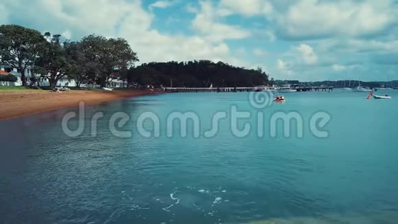 在美丽的蓝色新西兰海滩上的双人皮艇视频的预览图