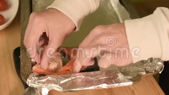 在烤制海鲜的烤盘上铺上女性手的特写视频的预览图