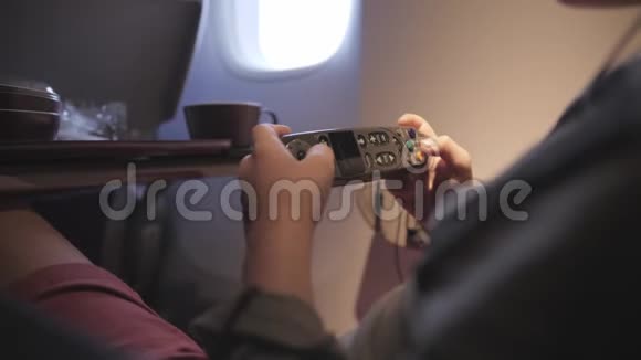 可爱的孩子玩游戏看飞机旅行的电影视频的预览图