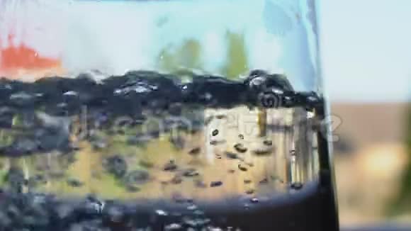 厨房窗户前的玻璃水壶里的开水视频的预览图