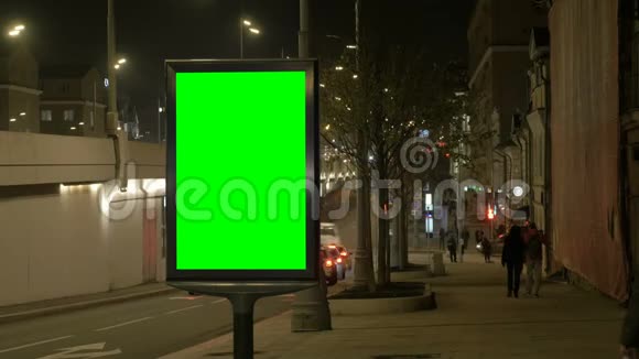 在一条荒芜的街道上有一个绿色屏幕的广告牌很少有人和机器视频的预览图