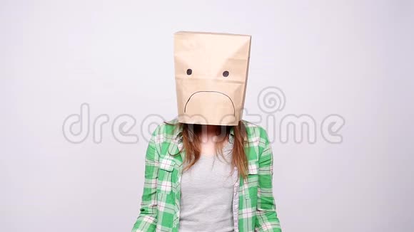头上戴悲伤生态纸袋的女人视频的预览图