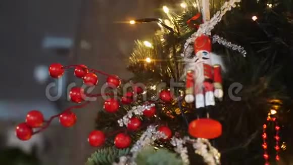 在圣诞树上悬挂的传统圣诞节日胡桃夹小雕像的近景视频的预览图