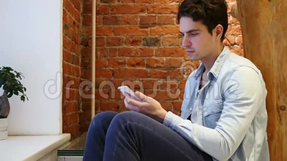 男人在手机上聊天接电话厕所视频的预览图