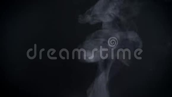 在黑色背景下慢慢地飘浮着的烟雾特写镜头视频的预览图