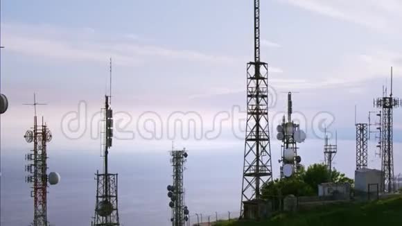 背景下的电信塔天线和城市景观鸟瞰图视频的预览图