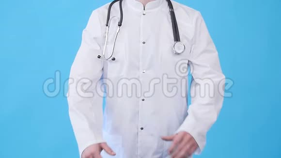 微笑着穿着白色制服的年轻医生看着摄像机视频的预览图