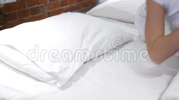 夜里睡在床上的年轻女子视频的预览图