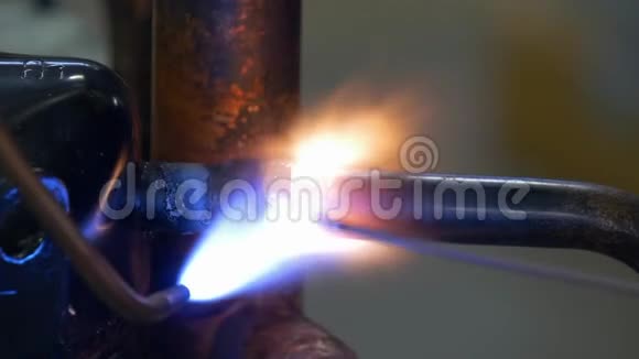 工厂手工焊接金属视频的预览图