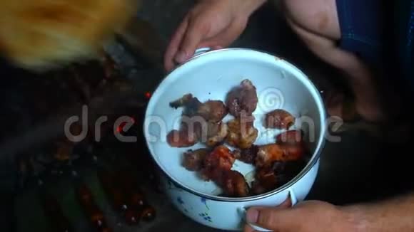 从这只格鲁吉亚什式烤肉串中取出的过程视频的预览图
