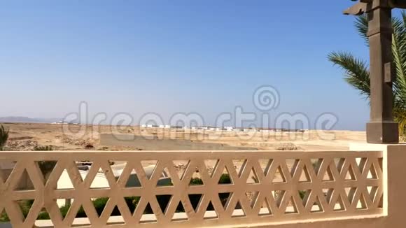 从酒店阳台俯瞰沙漠这是可见的距离未完成的酒店综合体视频的预览图