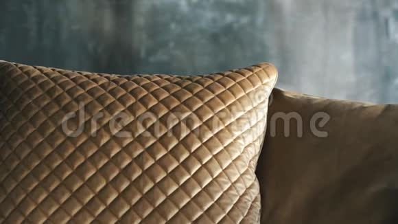优雅的金色枕头在沙发上视频的预览图