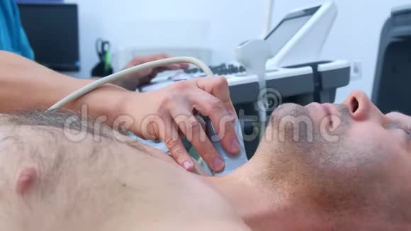 男性医生用超声扫描仪检查患者甲状腺侧视视频的预览图