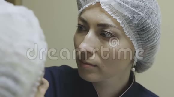 员工美容诊所在手术前设置一种镇痛霜视频的预览图