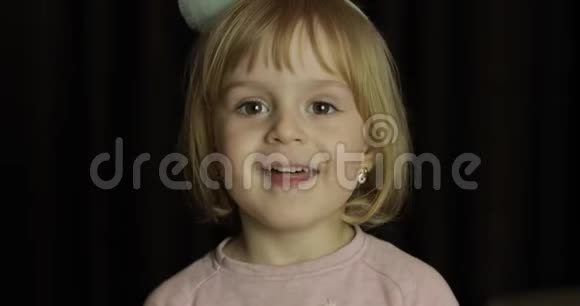 一张金发可爱的小女孩脸女孩微笑着在里面肖像画视频的预览图