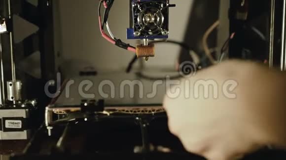 一个人在带有面筋的3D打印机中浇注玻璃表面4K视频的预览图