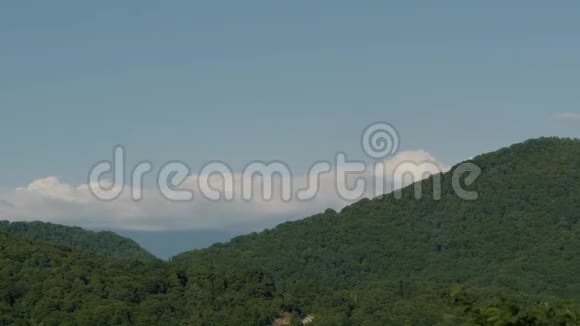 时间流逝的夏天青山在白云和蓝天的背景下去山里旅行视频的预览图