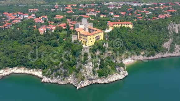 意大利里雅斯特附近的海岸空中无人机对杜伊诺城堡旧堡垒的鲁因斯的看法视频的预览图