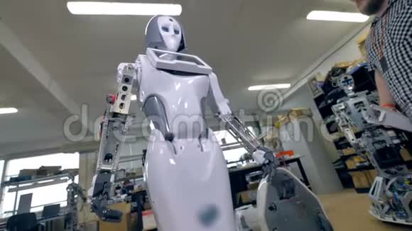 一位年轻的修理工把机器人的钢架盖在前臂上视频的预览图