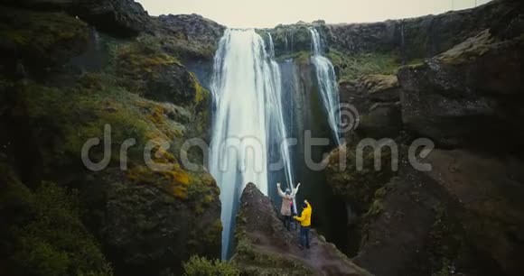 在冰岛的Gljufrabui瀑布上观看游客的鸟瞰图群人欣赏风景优美的景观视频的预览图