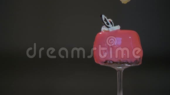 凝结的牛奶洒在釉里的甜红蛋糕上视频的预览图