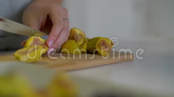 糖厨师用刀切出多汁的水果视频的预览图