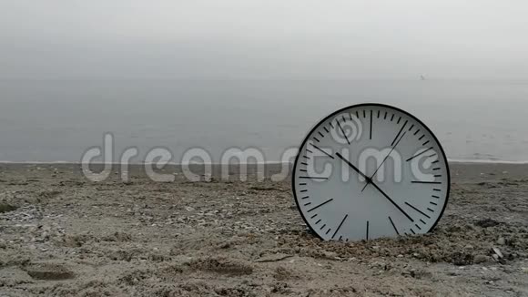 时间概念背景白沙滩海洋上的白墙时钟和黑箭视频的预览图