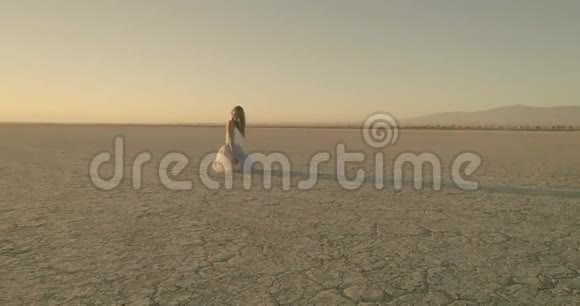 女孩走在埃尔幻影湖沙漠空中无人机2017年10月视频的预览图