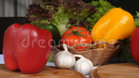 新鲜蔬菜和生菜叶大蒜沿着桌子缓慢地通过相机视频的预览图