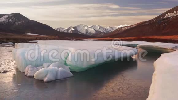山谷背景下河流中的空中融化冰川视频的预览图