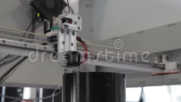 打印机打印三维物体从塑料圆柱形在房间视频的预览图