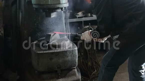 在锻造厂用金属制造刀人用气动锤成型铁水视频的预览图