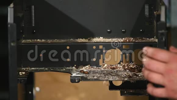 拆开的咖啡机那家伙手清洁咖啡灰尘的表面视频的预览图