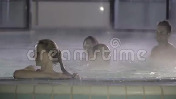 小女孩和她的三个朋友正在游泳池里放松视频的预览图