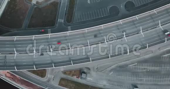 空中勘测在桥上移动汽车现代道路上面的风景城市行政长官或街道公路运输概念视频的预览图