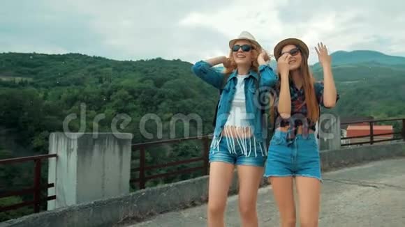 2两个女游客在山上赏雨视频的预览图