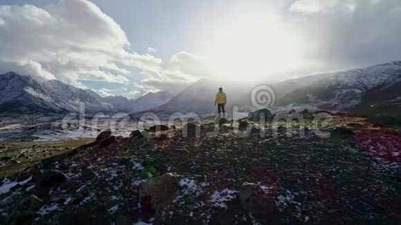 一个人站在悬崖上欣赏美丽的景色冒险和旅行的概念视频的预览图