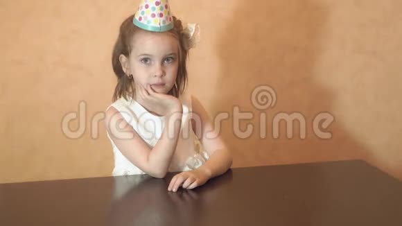 孩子们生日聚会给小生日女孩的生日蛋糕家庭庆祝活动视频的预览图